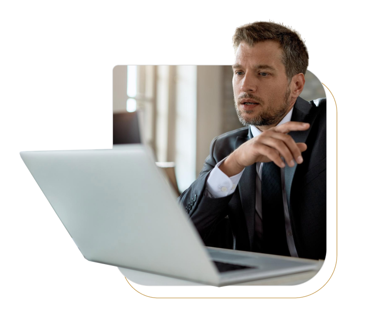 Executivo usando laptop